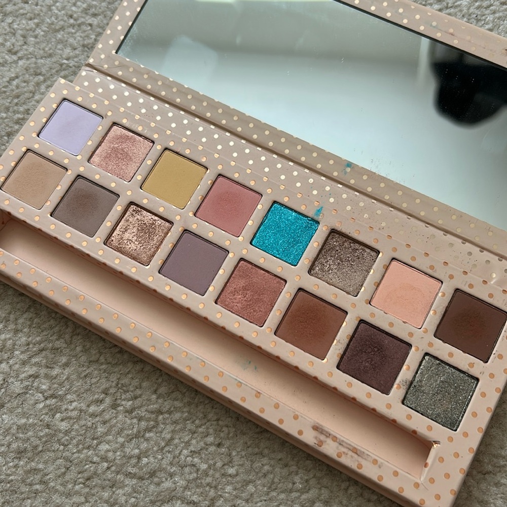 TAKE ME ON VACATION. Kylie Cosmetics